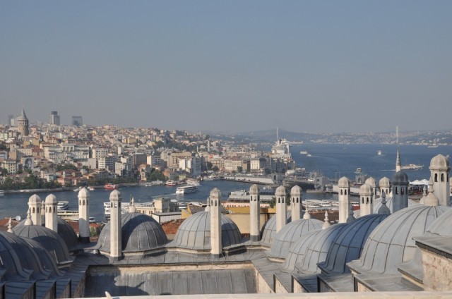Blick von der Süleymaniye Moschee auf den Bosporus und Bosporusbrücke